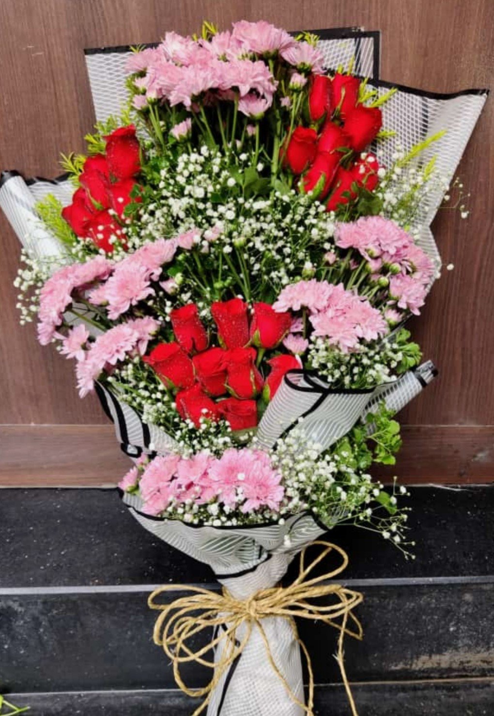 Exotic ROSES AND DAISY HAND BOUQUET