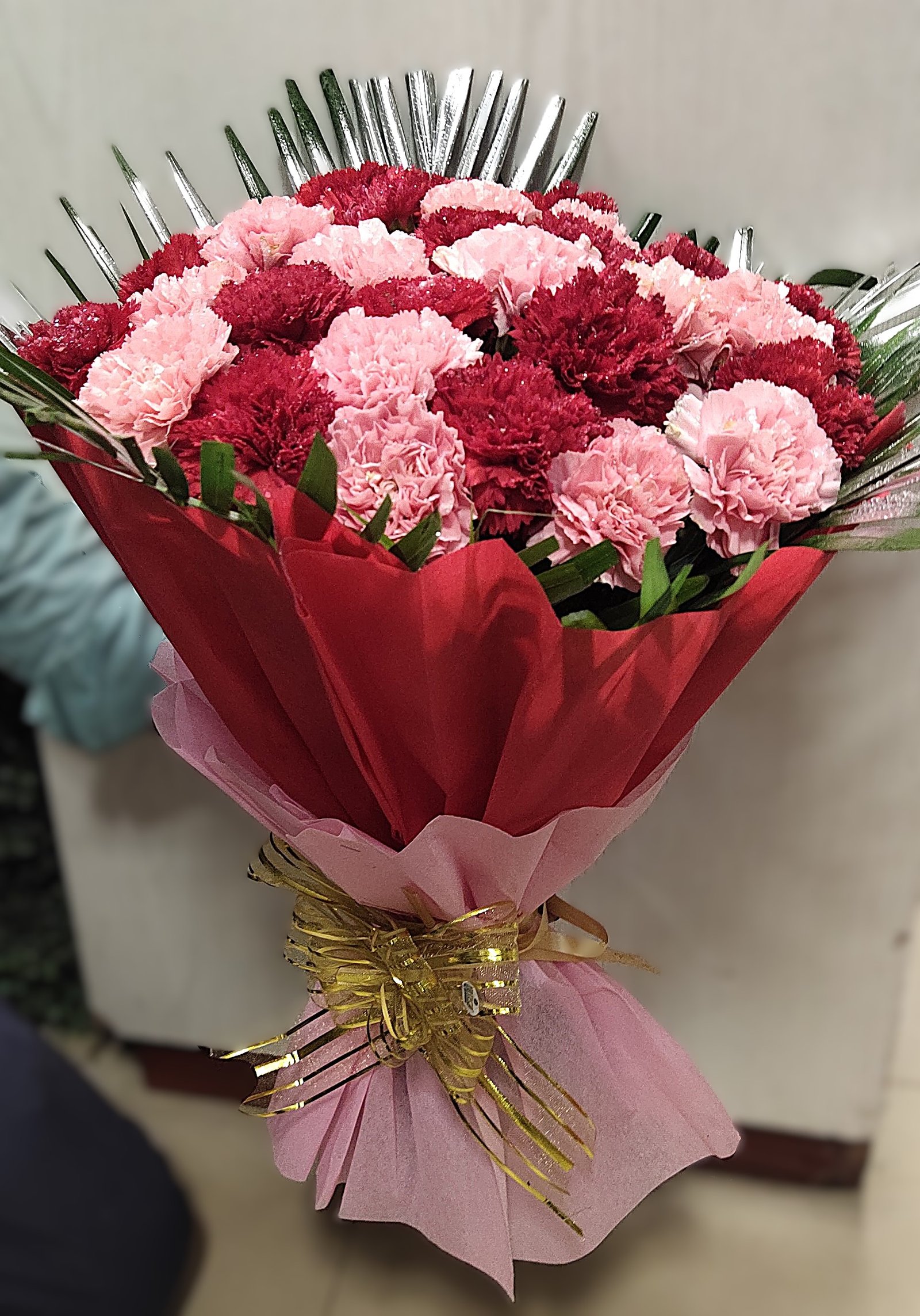 Graceful Pink & Red Carnations Bunch